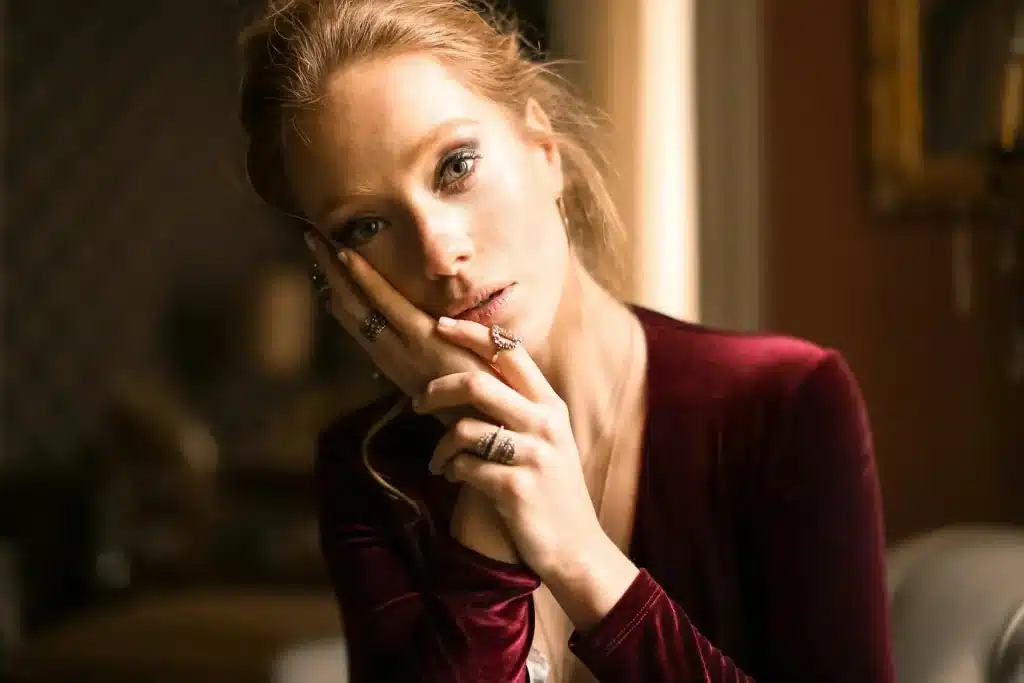 qué significa el anillo en cada dedo de la mujer